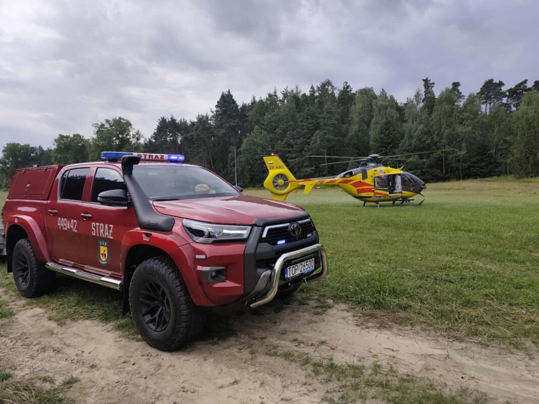 W lesie koło Lasocina konar przycisnął mężczyznę. Z poważnymi obrażeniami śmigłowcem trafił do szpitala