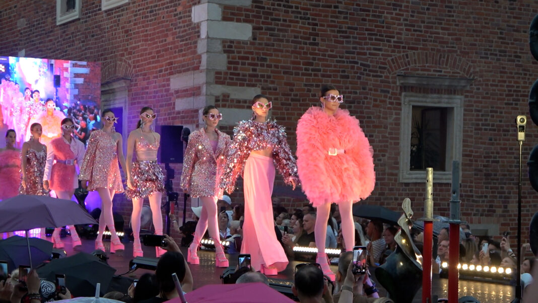 Wyjątkowy pokaz mody w sercu Sandomierza