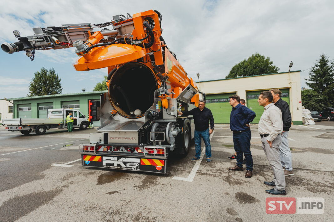 Nowoczesny pojazd WUKO dla PGKiM w Sandomierzu. Posłuży czyszczeniu sieci kanalizacyjnej