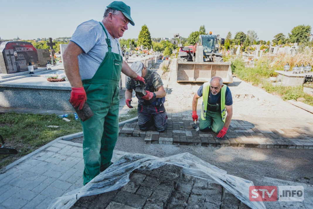 Cmentarna alejka z nową nawierzchnią. Sandomierski PGKiM dba o „Kruków”
