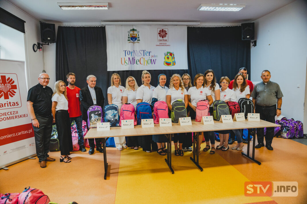 Biskup Nitkiewicz pomagał pakować tornistry. Uczniowie wsparcie odbiorą w czwartek