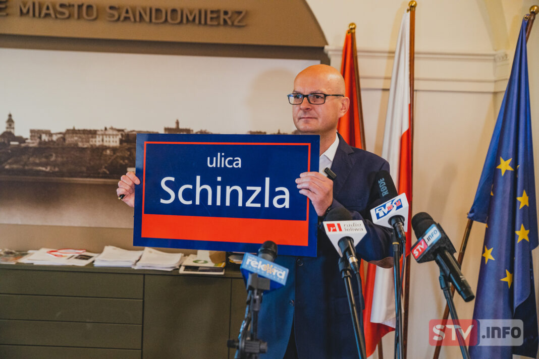 Konferencja burmistrza Sandomierza. Remonty szkół, nowe tablice, MOF i Budżet Obywatelski