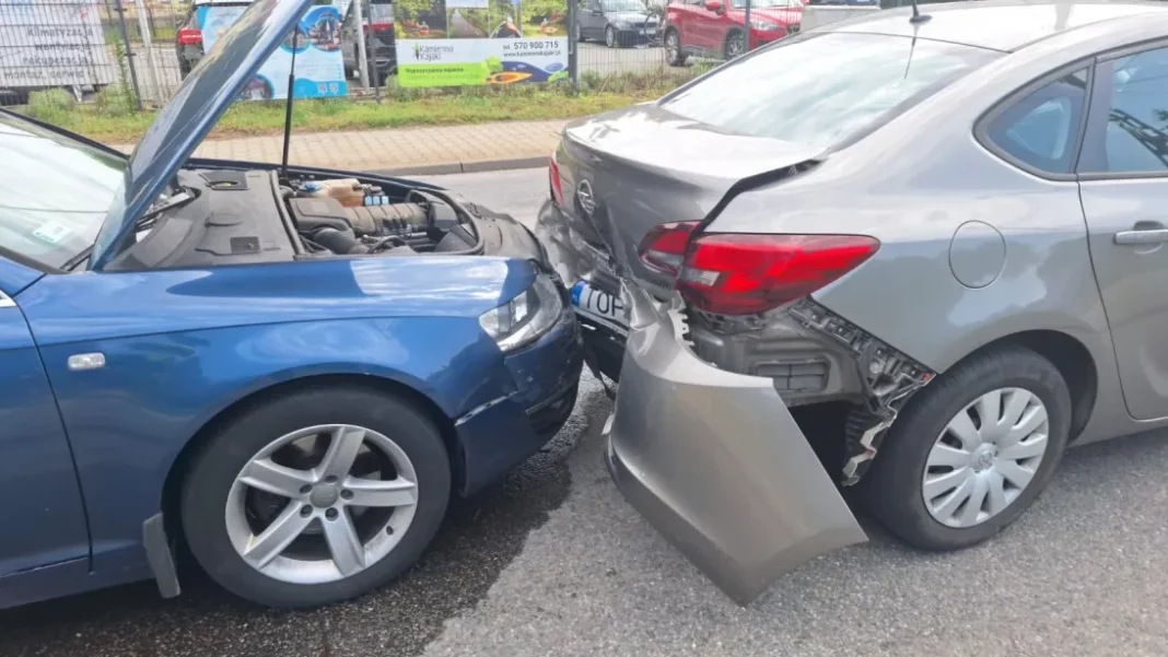 Stłuczka na Legionów w Opatowie. Audi w opla, a ten w citroena