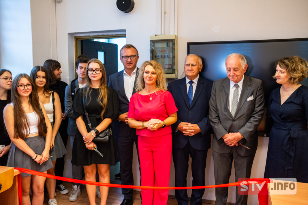 Pierwszy dzwonek w sandomierskim II LO. Podwójne święto