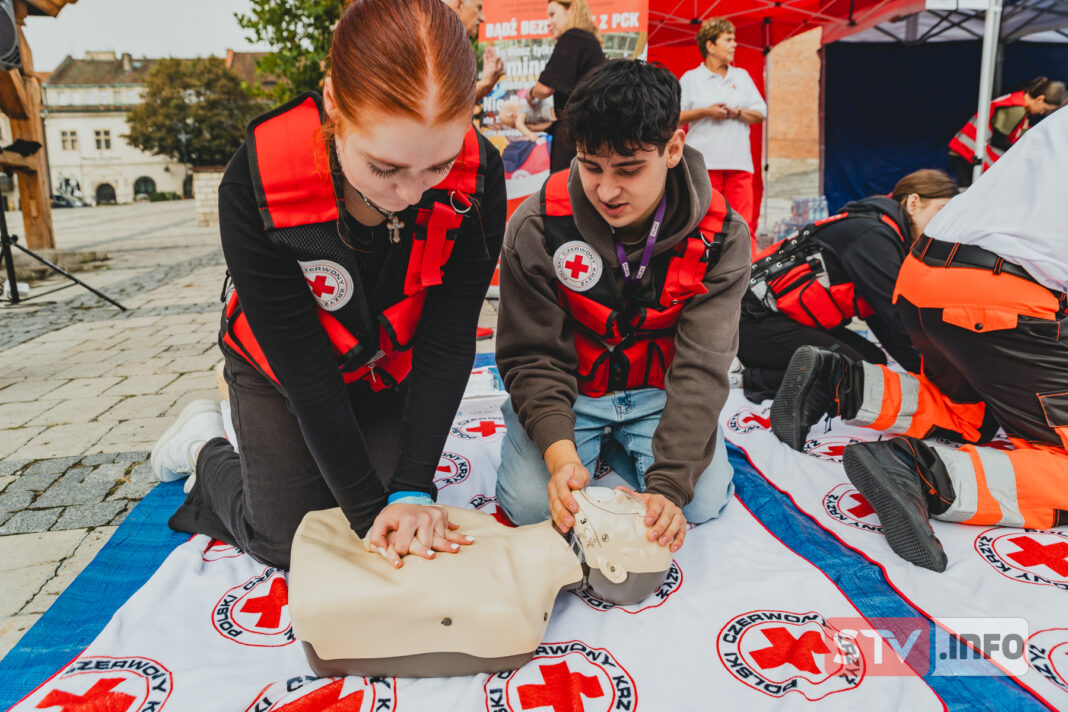 Ratownicy PCK na Sandomierskim rynku pokazywali jak udzielać pierwszej pomocy
