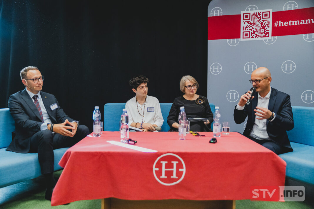 Paweł Niedźwiedź i Łukasz Nowak na debacie w tarnobrzeskim Hetmanie. Uczniowie pytali o samorządność