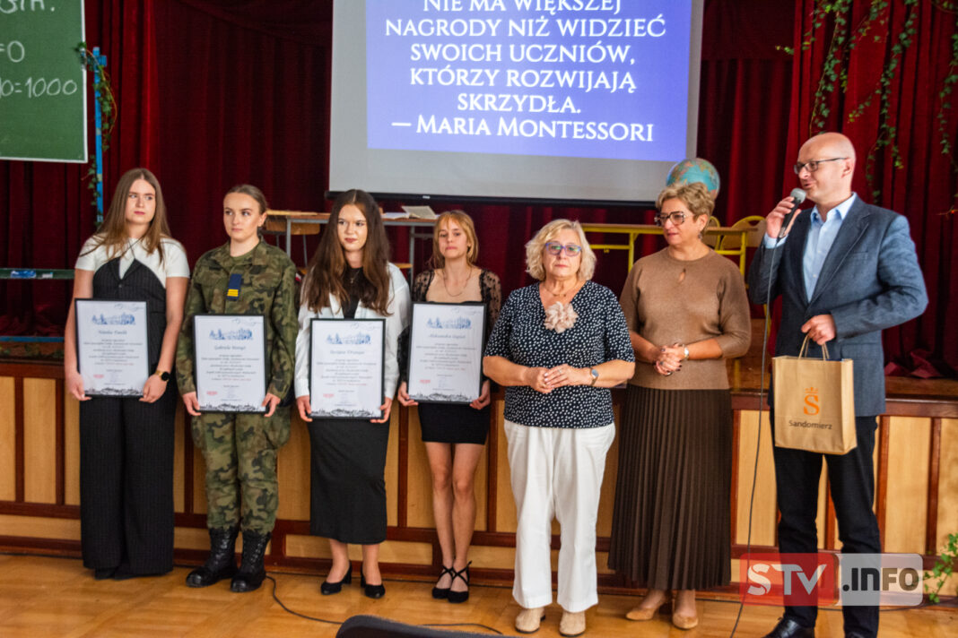 Stypendia dla prymusów sandomierskiej „Marmolady”. Zadowoleni uczniowie i darczyńcy