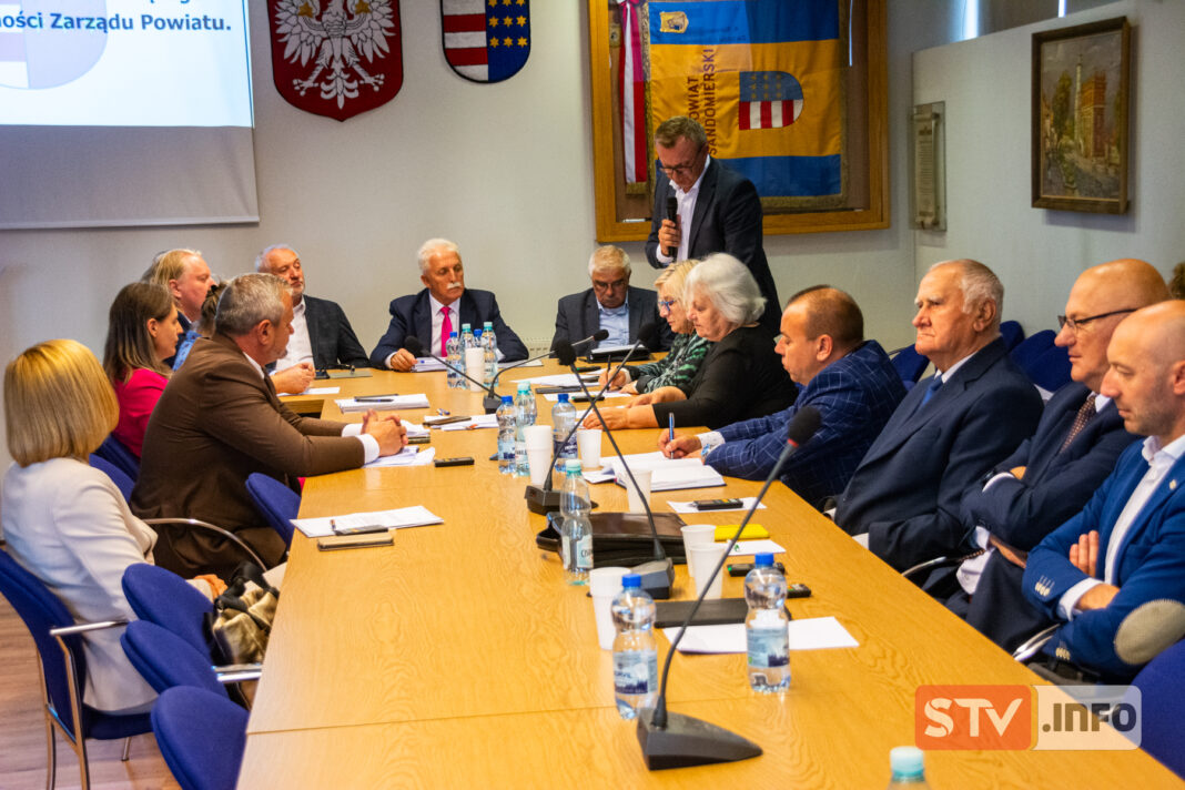 Starosta Piwnik złożył sprawozdanie. Zmiany w budżecie i planowane inwestycje