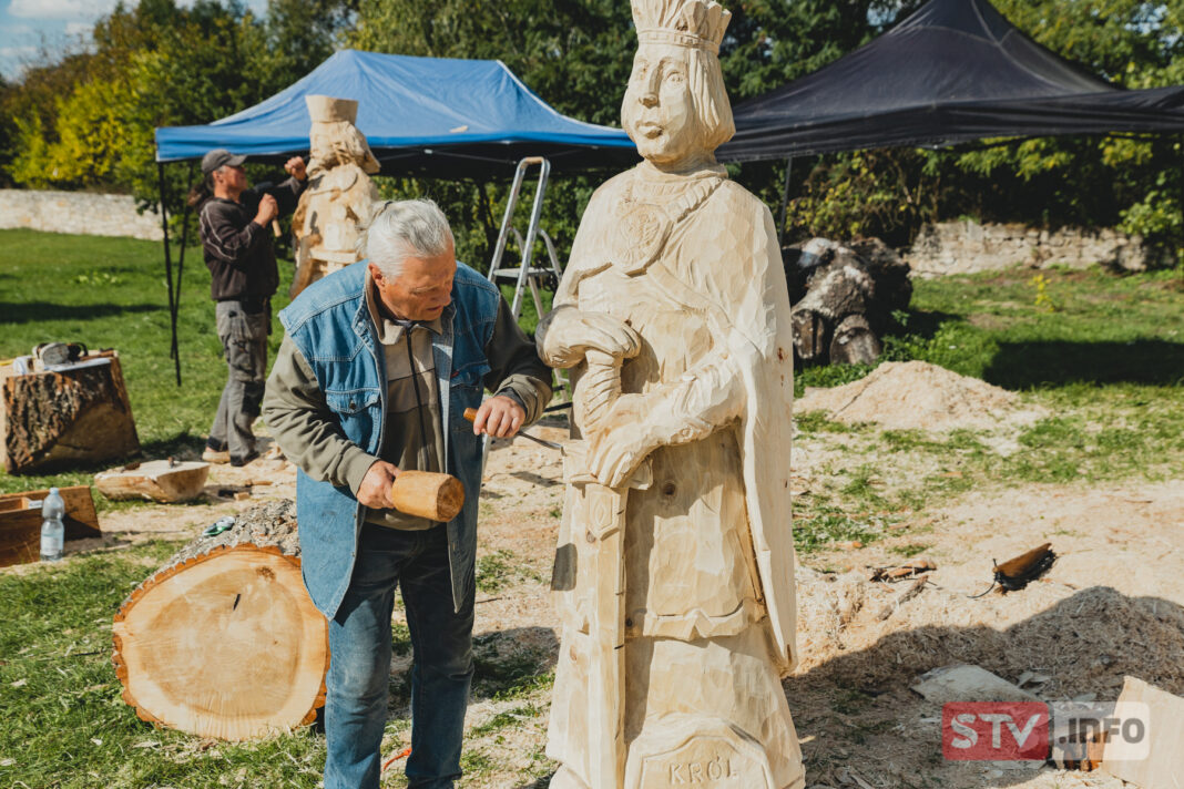 W Szydłowie przybędzie monarchów. Rzeźbili w topoli