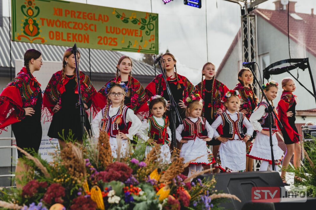 Piękna tradycja w Oblekoniu. Artyści z muzyką ludową wystąpili na scenie