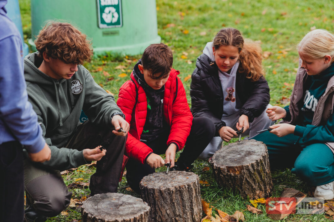Survival w Mostkach. Instruktorzy pokazali młodzieży jak radzić sobie w sytuacjach kryzysowych
