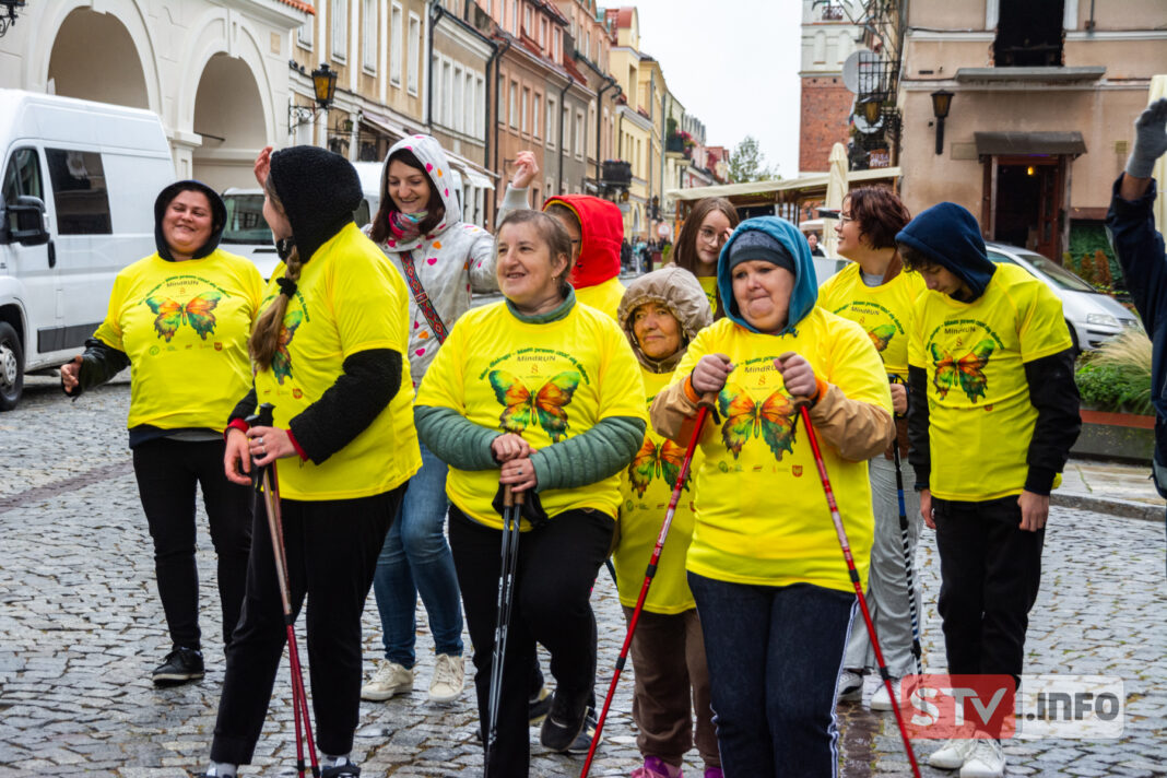 Biegiem i grą terenową uczcili Światowy Dzień Zdrowia Psychicznego w Sandomierzu