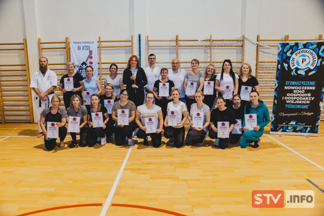 Bezpieczne i pewne siebie. Mieszkanki Piórkowa po kursie samoobrony