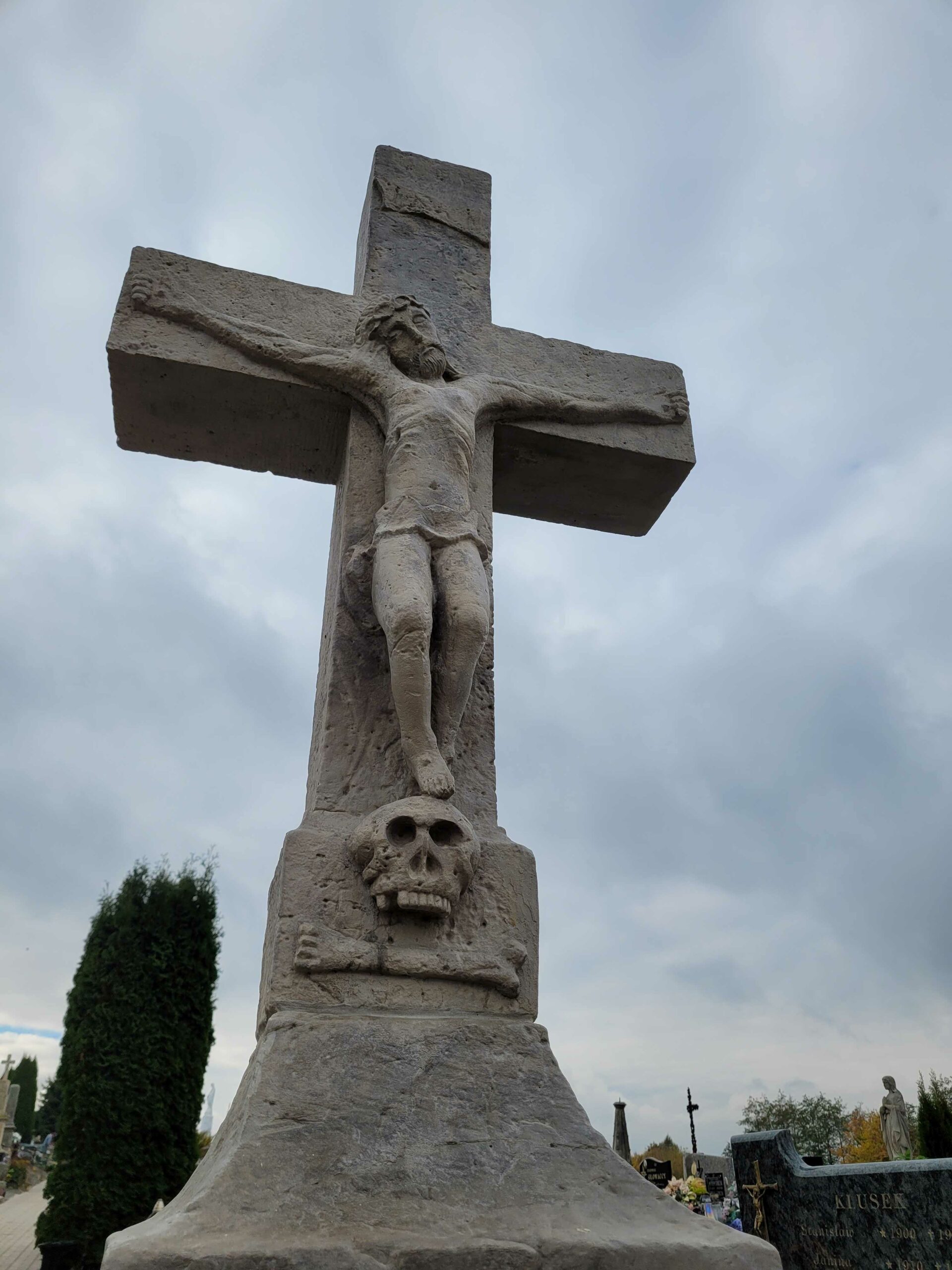 Krzyż odnowionego pomnika
