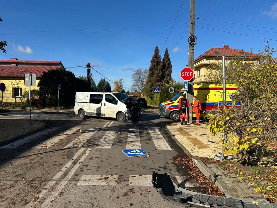Kolizja w Sandomierzu. Renault i toyota rozbite