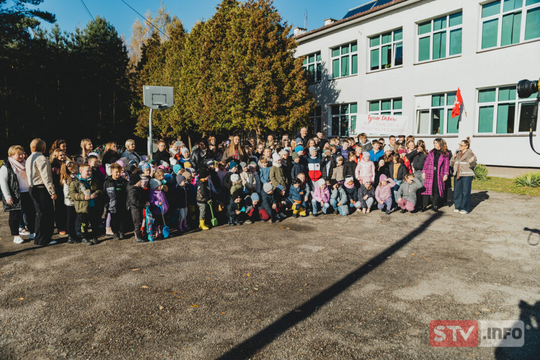 Wyjątkowy apel w szkole w Świniarach. Uczniowie i samorządowcy posadzili dęby pamięci