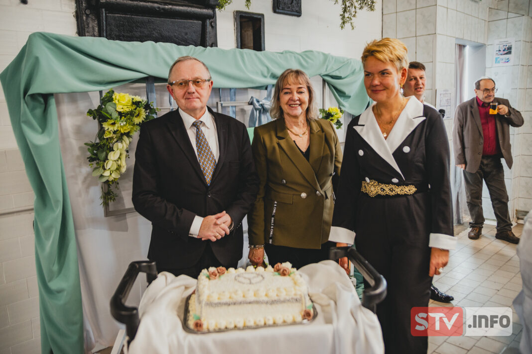 Warsztat Terapii Zajęciowej w Bidzinach z nowym samochodem. Będzie bardziej bezpiecznie i komfortowo