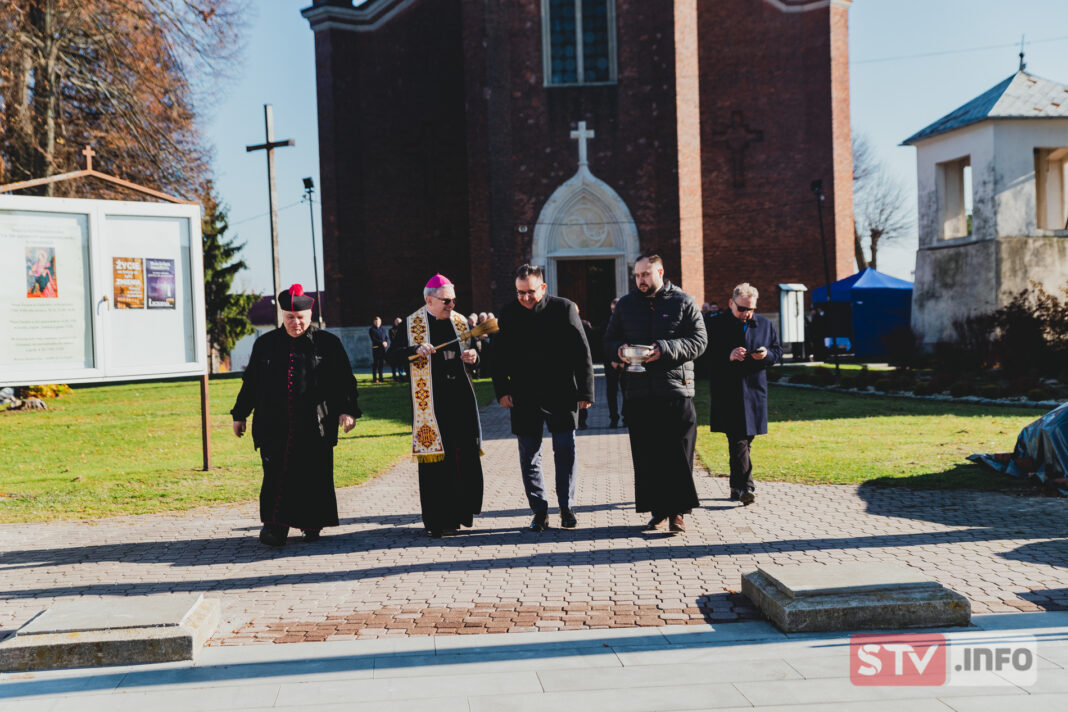 Pięknieje wizytówka Iwanisk. Nowy parking, toalety, oświetlenie, strefa odpoczynku
