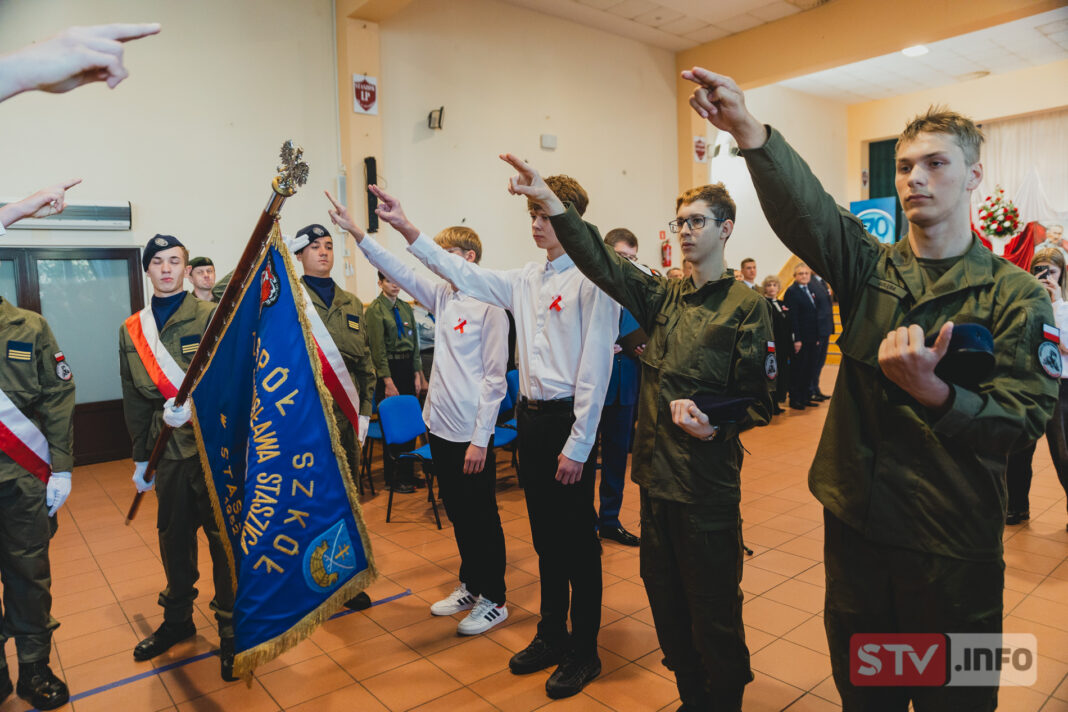 Ślubowanie pierwszaków i patriotyczna uroczystość w „Staszicu”