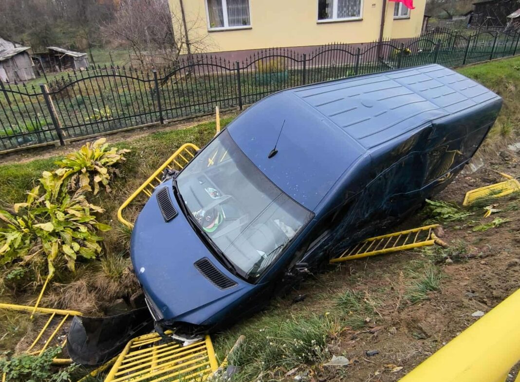 Czekarzewice: Staranował barierki i wjechał do rowu. Kierujący busem przewieziony na badanie krwi