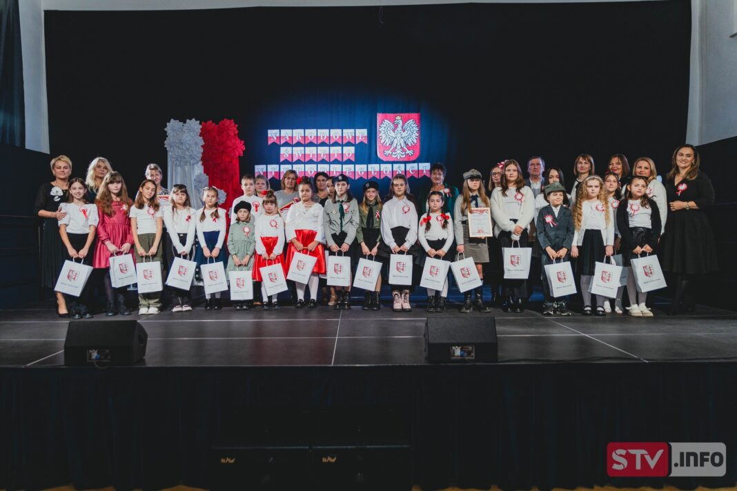 Muzyczny finał Święta Niepodległości w Osieku. Uczniowie w patriotycznym repertuarze