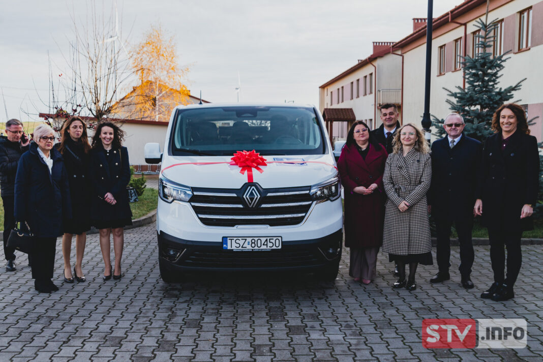 Nowy bus dla DPS w Pęcławicach. Mieszkańcy placówki bardzo zadowoleni