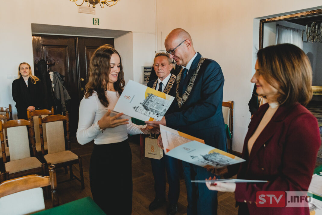 Władze Sandomierza podziękowały Młodzieżowej Radzie Miasta. Ustępujący radni zostali docenieni