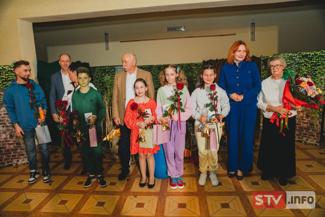 Włostów oklaskiwał młodych aktorów. „Utopiec” na scenie ośrodka kultury