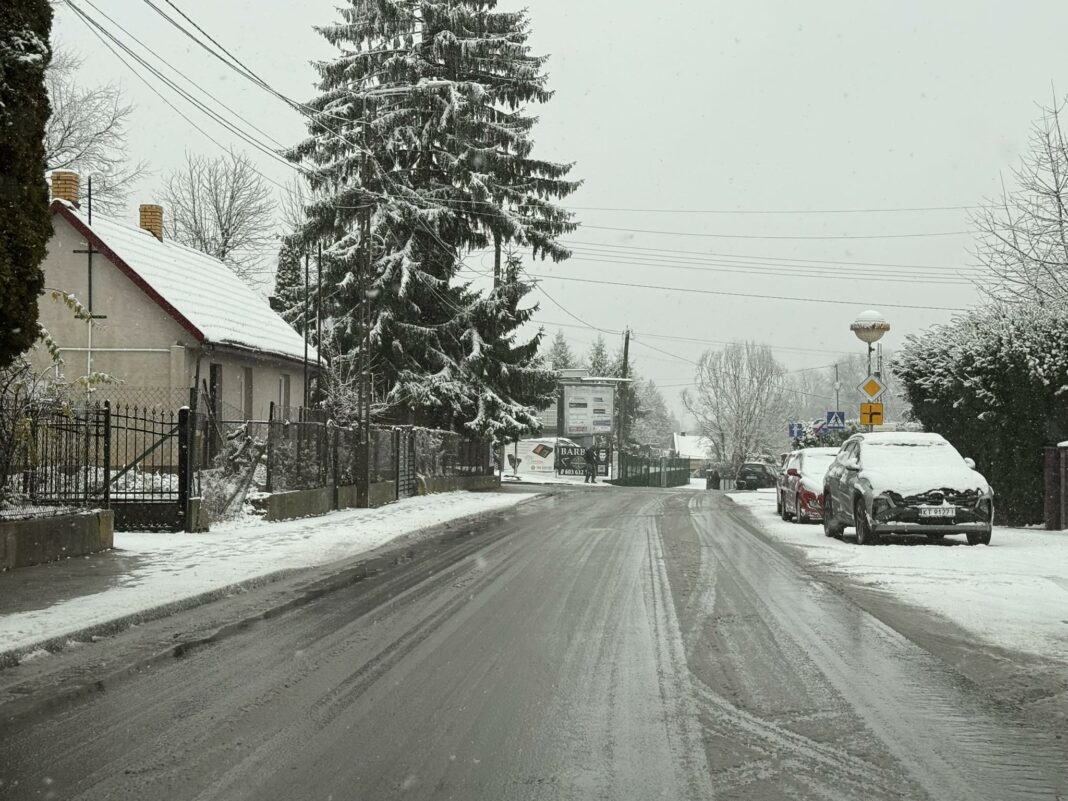 „Jesteśmy gotowi do akcji zima”. Zarząd dróg w Sandomierzu monitoruje opady