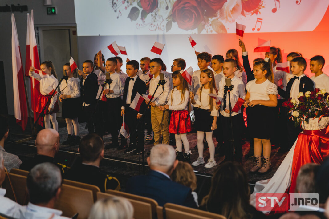 W Sichowie śpiewali dla Niepodległej. Artyści oczarowali widownię