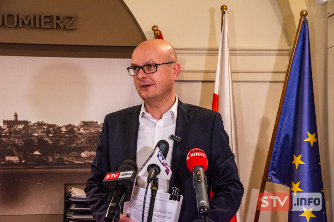 Konferencja prasowa burmistrza Sandomierza. Paweł Niedźwiedź o rekordowym i proinwestycyjnym budżecie
