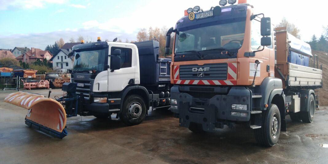 Zarząd dróg w Opatowie gotowy do akcji „zima”. Na razie dowożą piasek na wzniesienia
