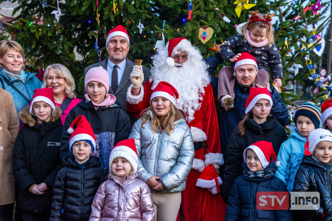 Magia Świąt rozbłysła w Zawichoście. Wspólna choinka, Mikołaj i radosne świętowanie mieszkańców