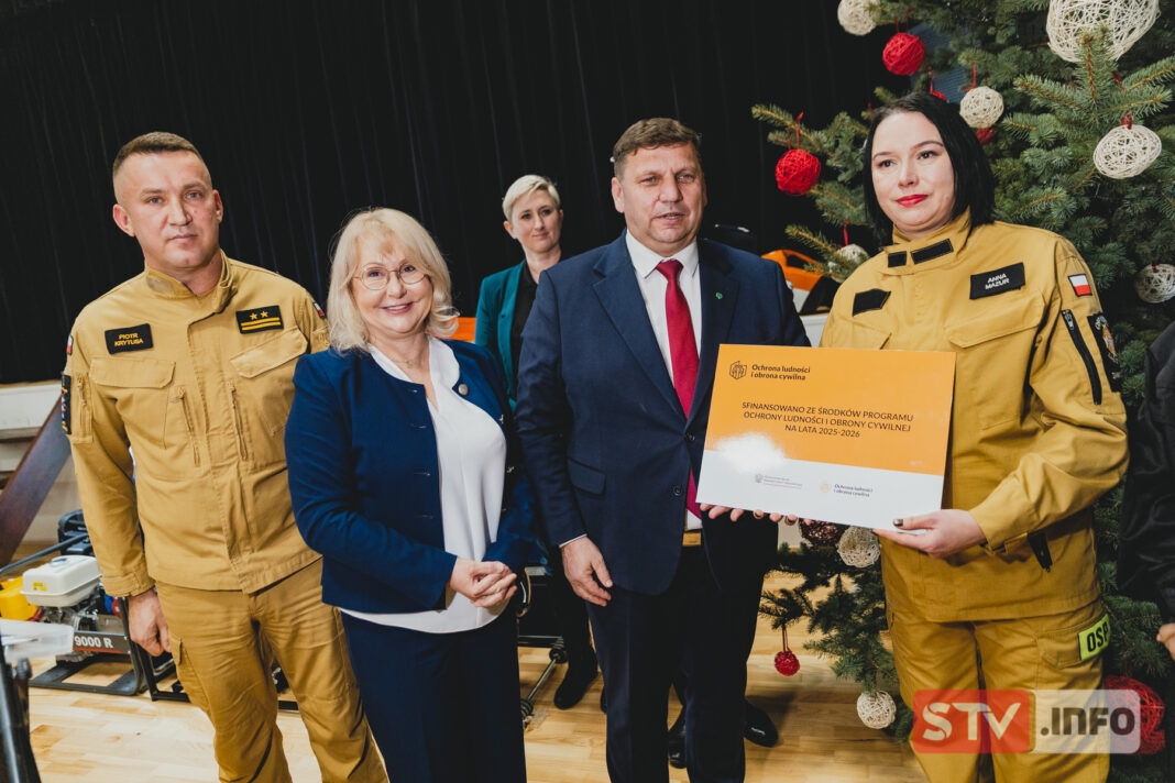 Strażacy z gminy Zawichost zostali doposażeni. W roli Mikołaja burmistrz Kondziołka i wicewojewoda Skotnicki