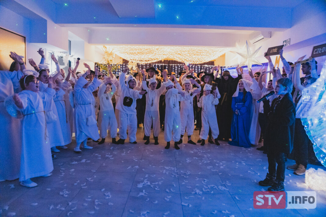 Przepiękne jasełka z udziałem podopiecznych i instruktorów Caritas. Wspólna wigilia i kolędowanie