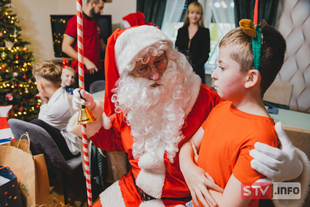 Mikołaj odwiedził domy dziecka w Łoniowie. Wzruszające i pełne radości spotkanie