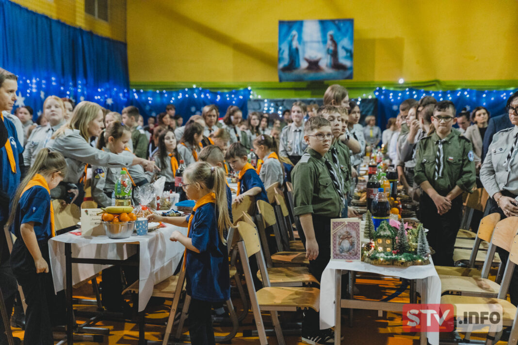 Harcerska wigilia w Tarłowie. Ponad 200 harcerzy Hufca ZHP Lipsko przełamało się opłatkiem