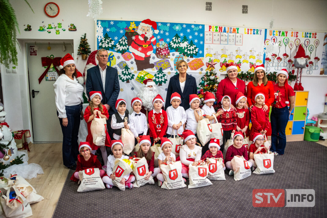 Wyjątkowe „mikołajki” w Klimontowie. Mikołaj z zastępcą burmistrza rozdawali prezenty