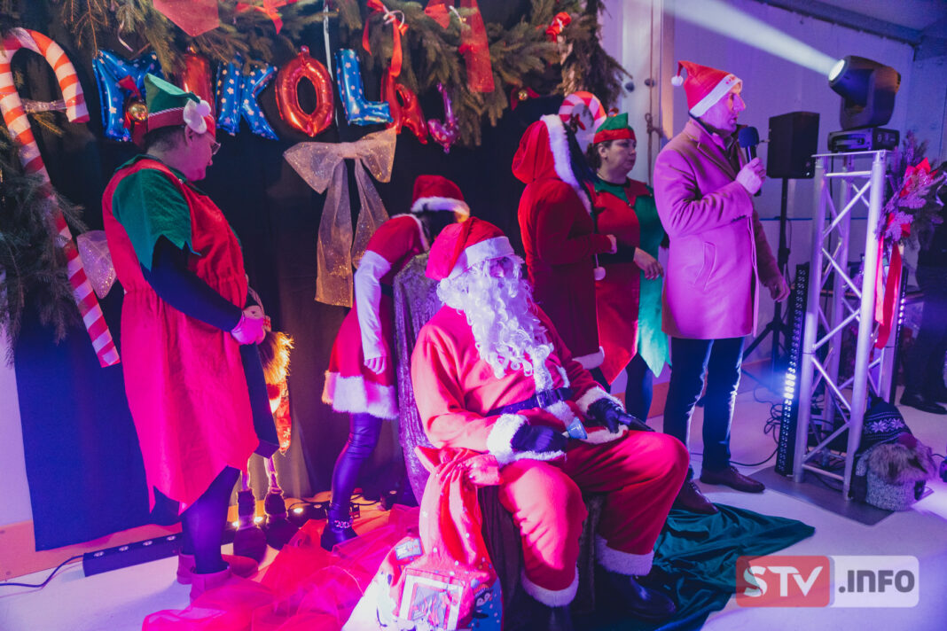 Mnóstwo radości w Lipniku. Święty Mikołaj wręczył prezenty dzieciom