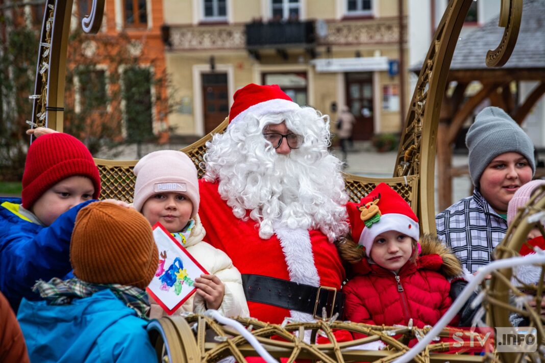 Mikołajkowa magia w Sandomierzu. Kreatywne warsztaty i spacer z Mikołajem zachwyciły najmłodszych