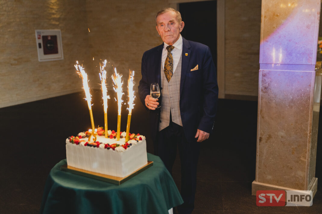 Radny senior Ożarowa Zenon Kwieciński świętował 75. urodziny. Dopisało wielu znamienitych gości