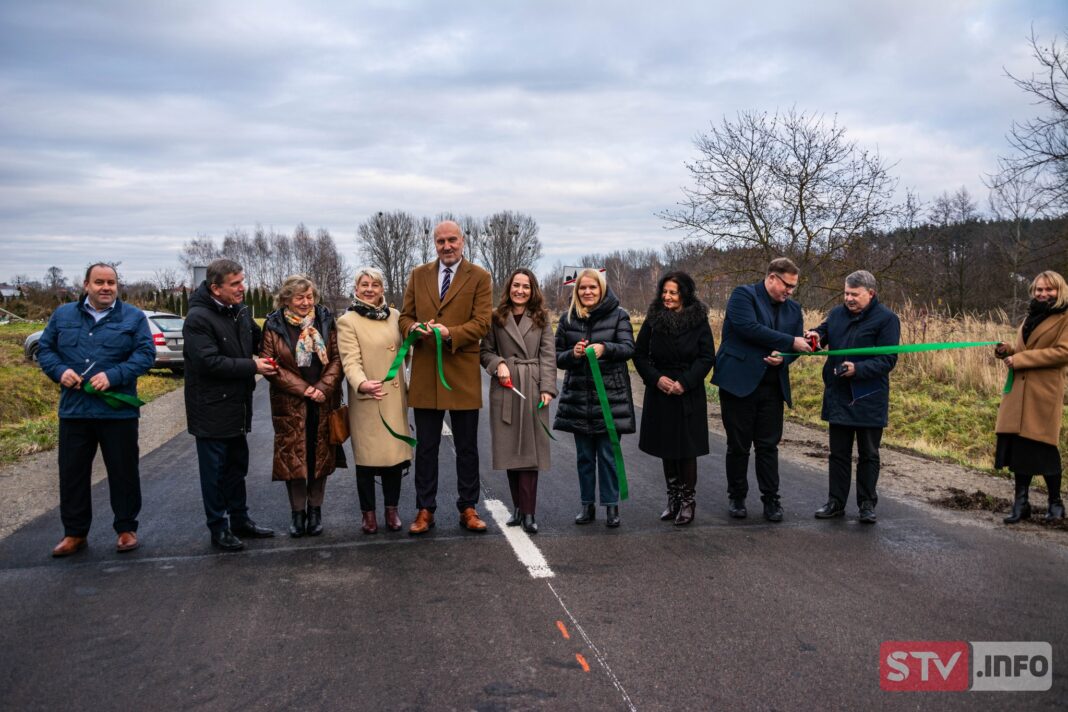 Nowym asfaltem z Jasienicy do Świniar Starych. Droga zrobiona w 2. tygodnie