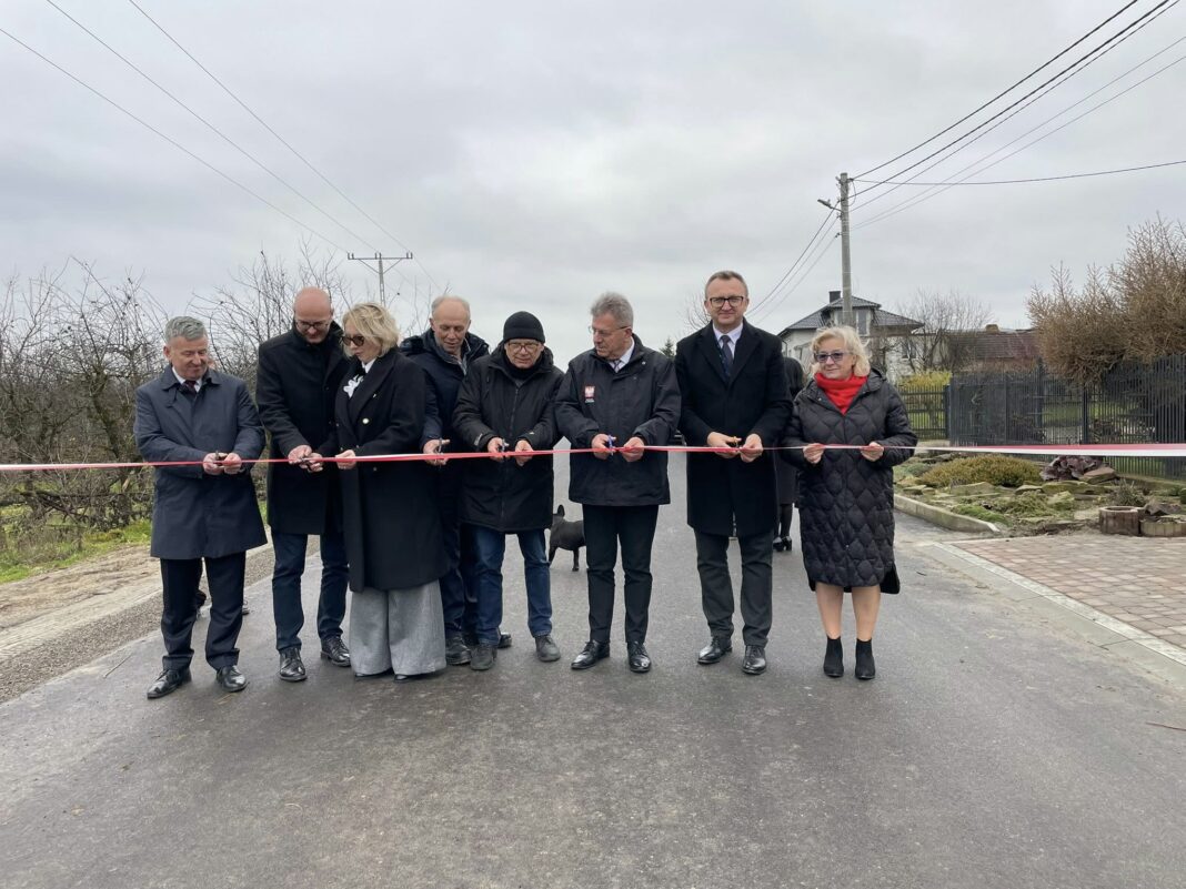 Przecięto wstęgę na drodze łączącej Święcicę ze Zdanowem