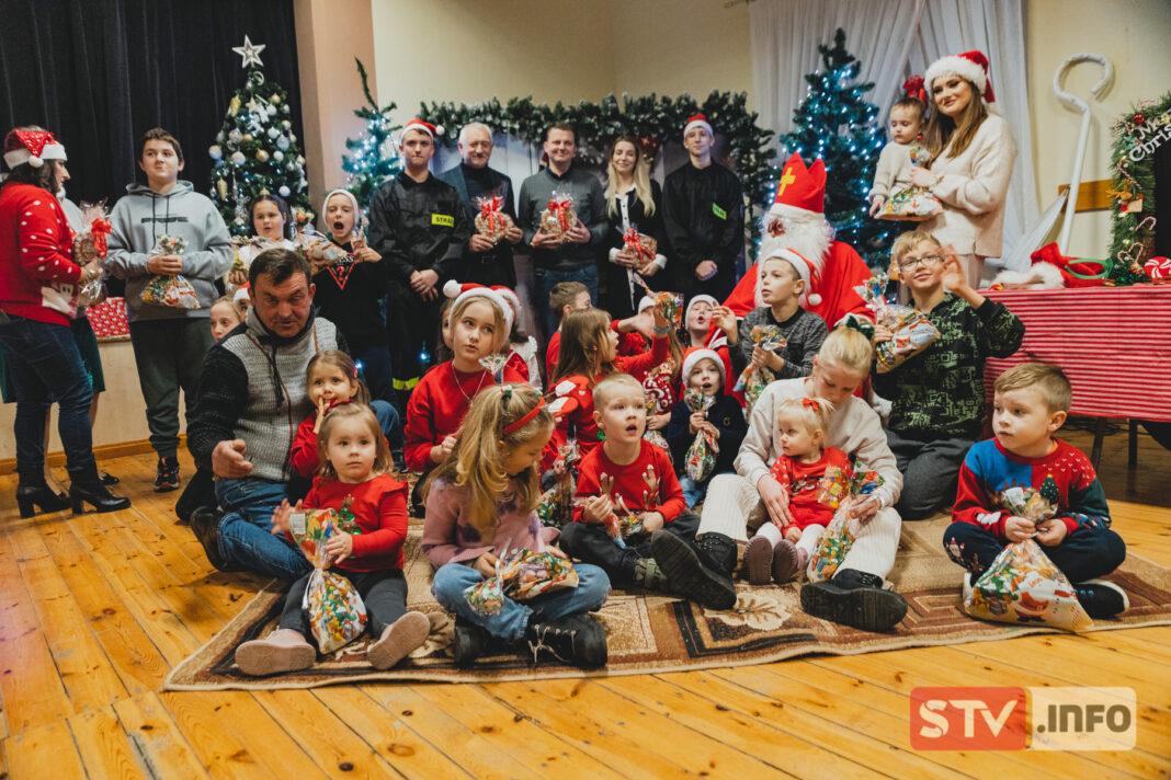 Dziecięca radość w Gorzyczanach. Wspólne dekorowanie pierniczków i wizyta mikołaja