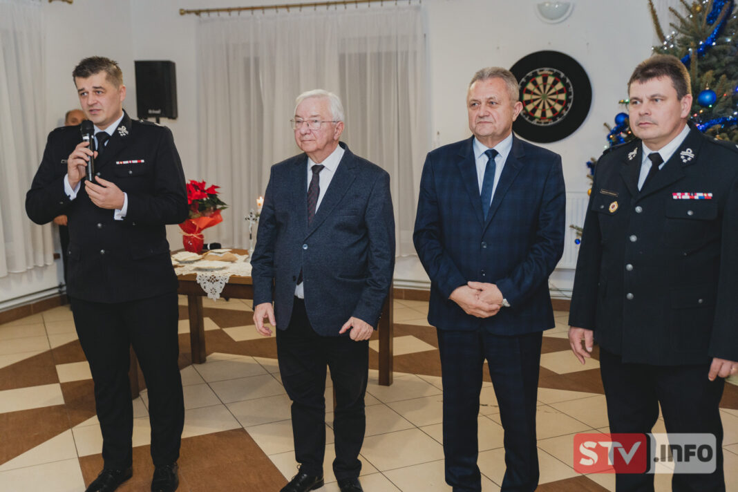 Wigilia strażaków OSP z gminy Bogoria. Modlitwa, dzielenie się opłatkiem i postna kolacja