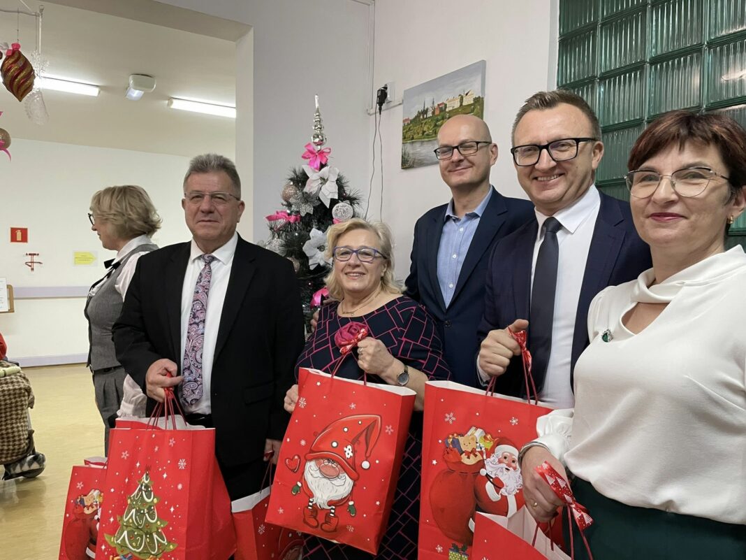 Miła wizyta w sandomierskim DPS. Wojewoda Józef Bryk z prezentami u pensjonariuszy