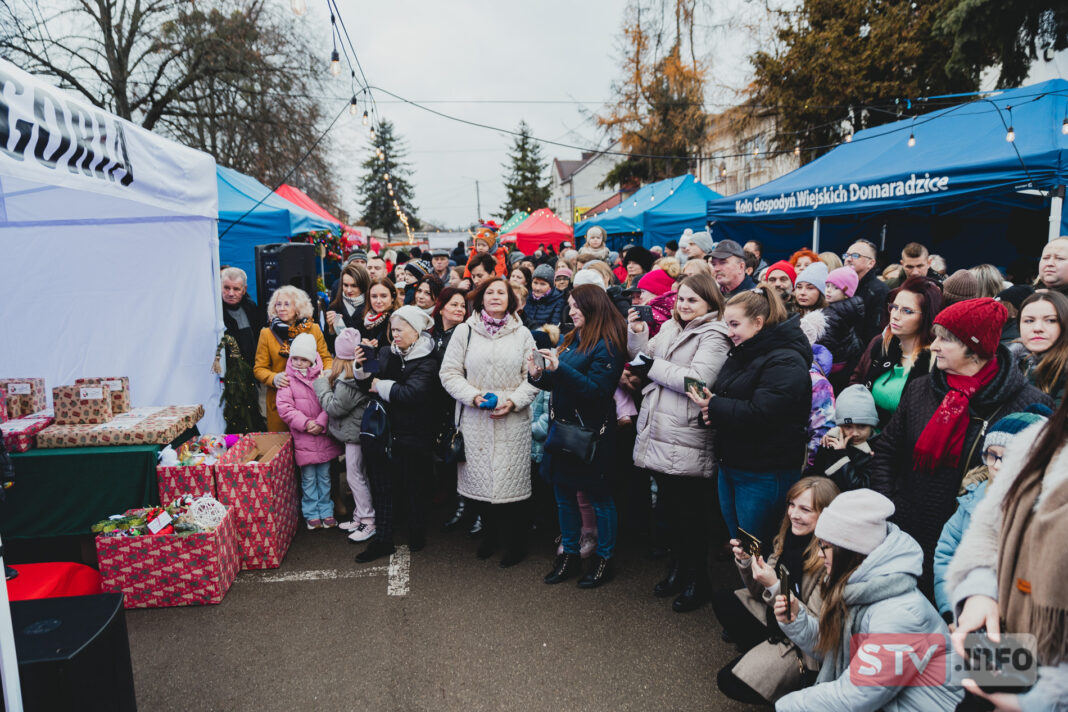Rynek w Bogorii tętnił życiem. Królowały świąteczne stroiki i pyszne potrawy