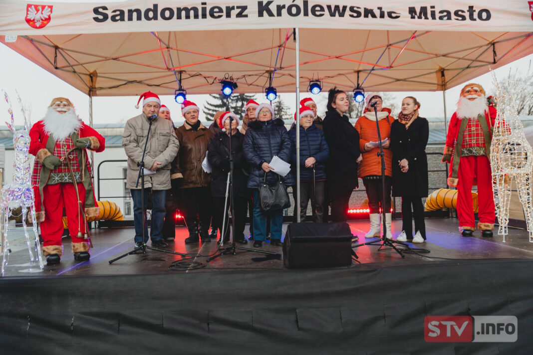 Kolędy, życzenia i pomoc potrzebującym. Miejska Wigilia na Placu 3 Maja w Sandomierzu