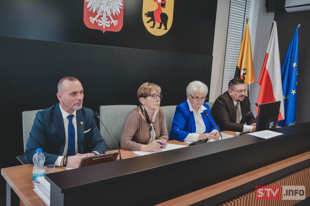 Trudna kohabitacja w Ożarowie. Uchwała budżetowa wisi na włosku