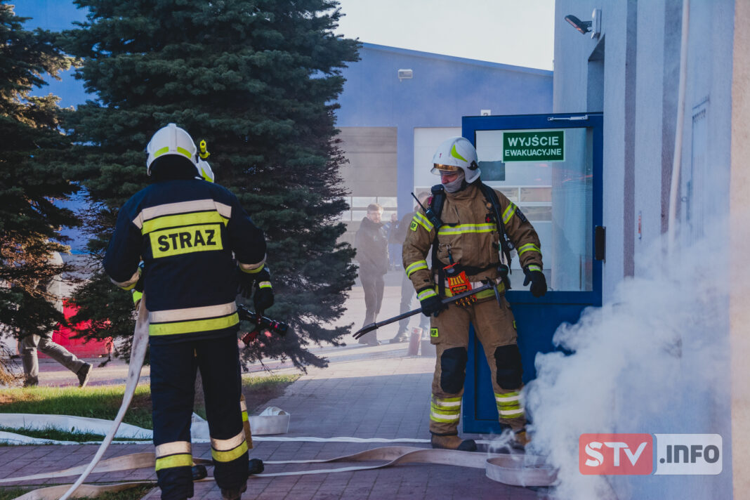 W Samborcu ćwiczyli strażacy i policjanci. Widowiskowa akcja